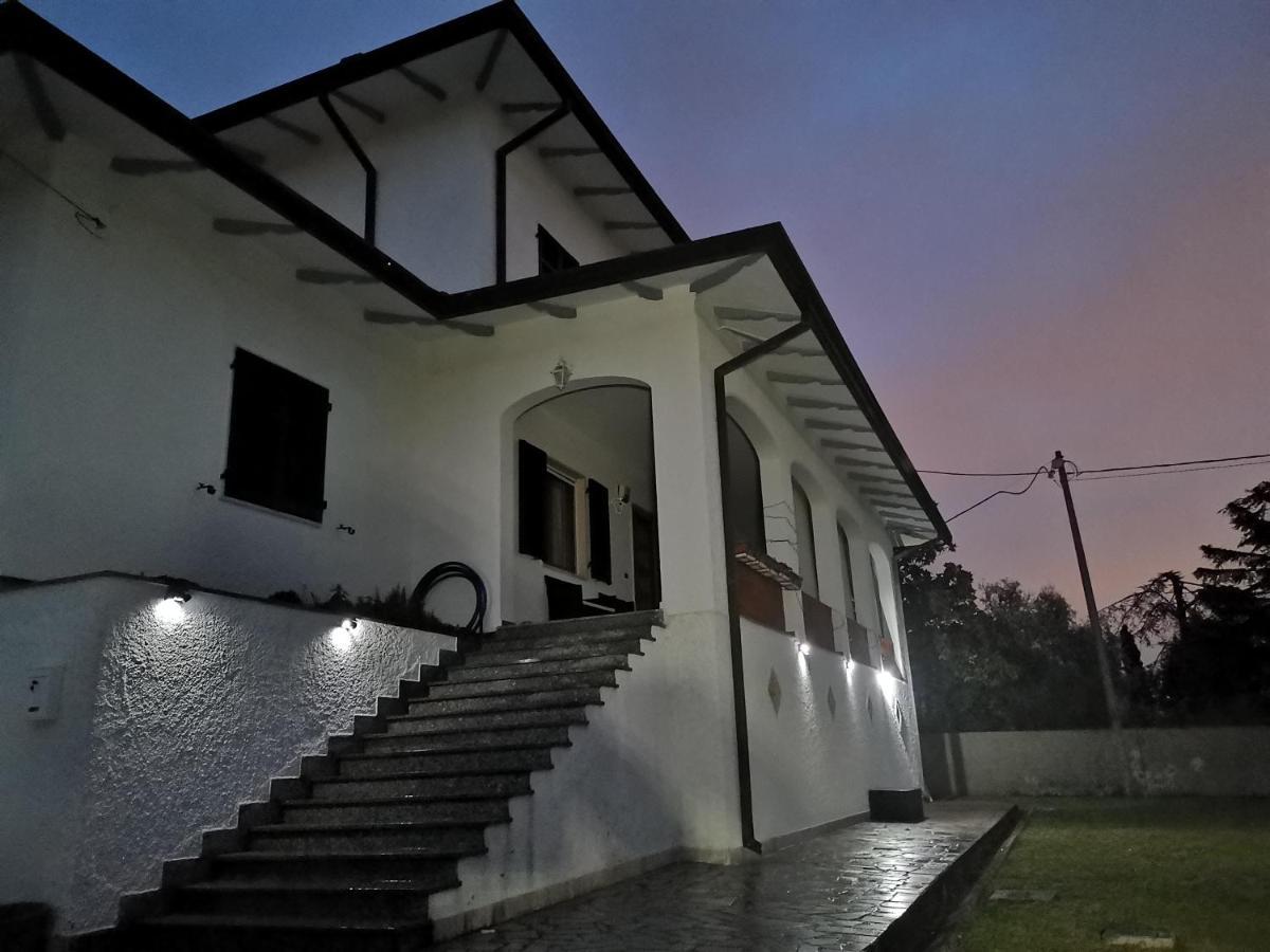 Villa Flora Affittacamere Luni Kültér fotó