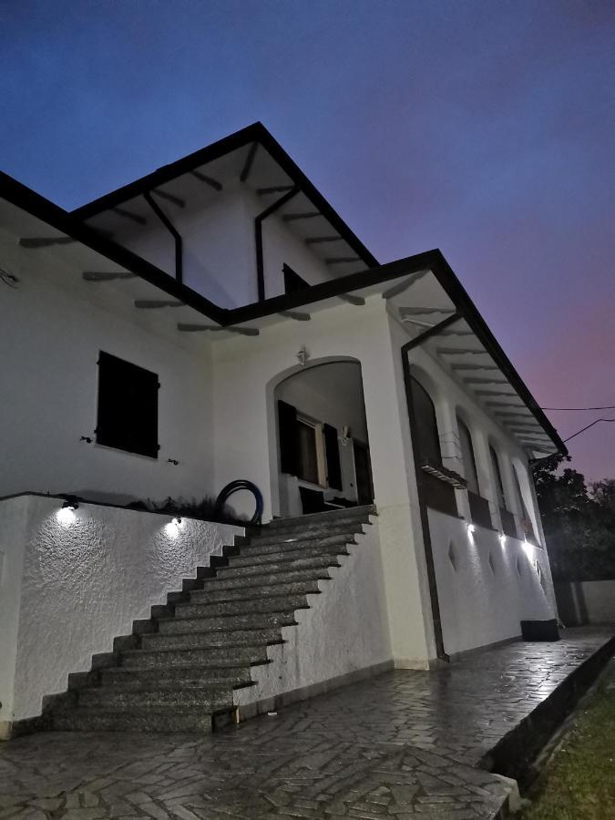 Villa Flora Affittacamere Luni Kültér fotó
